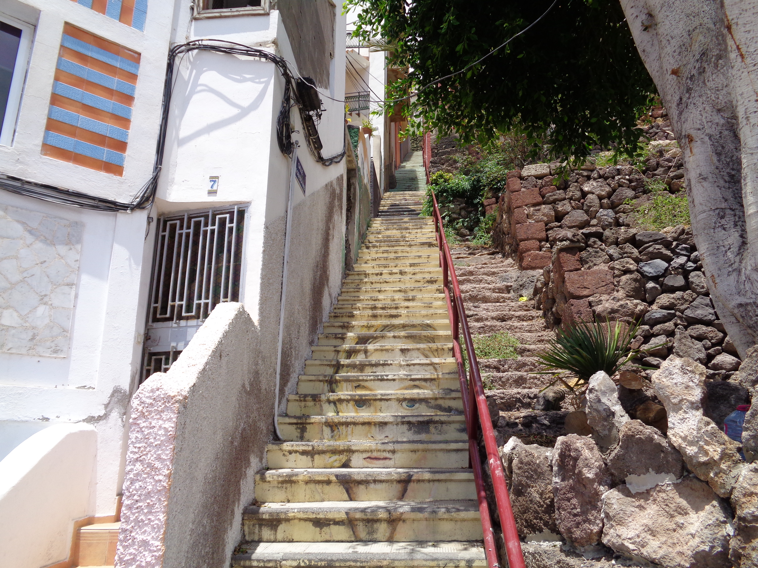Fotografía de las escaleras de la calle Cien Escalones en Barrio Nuevo
