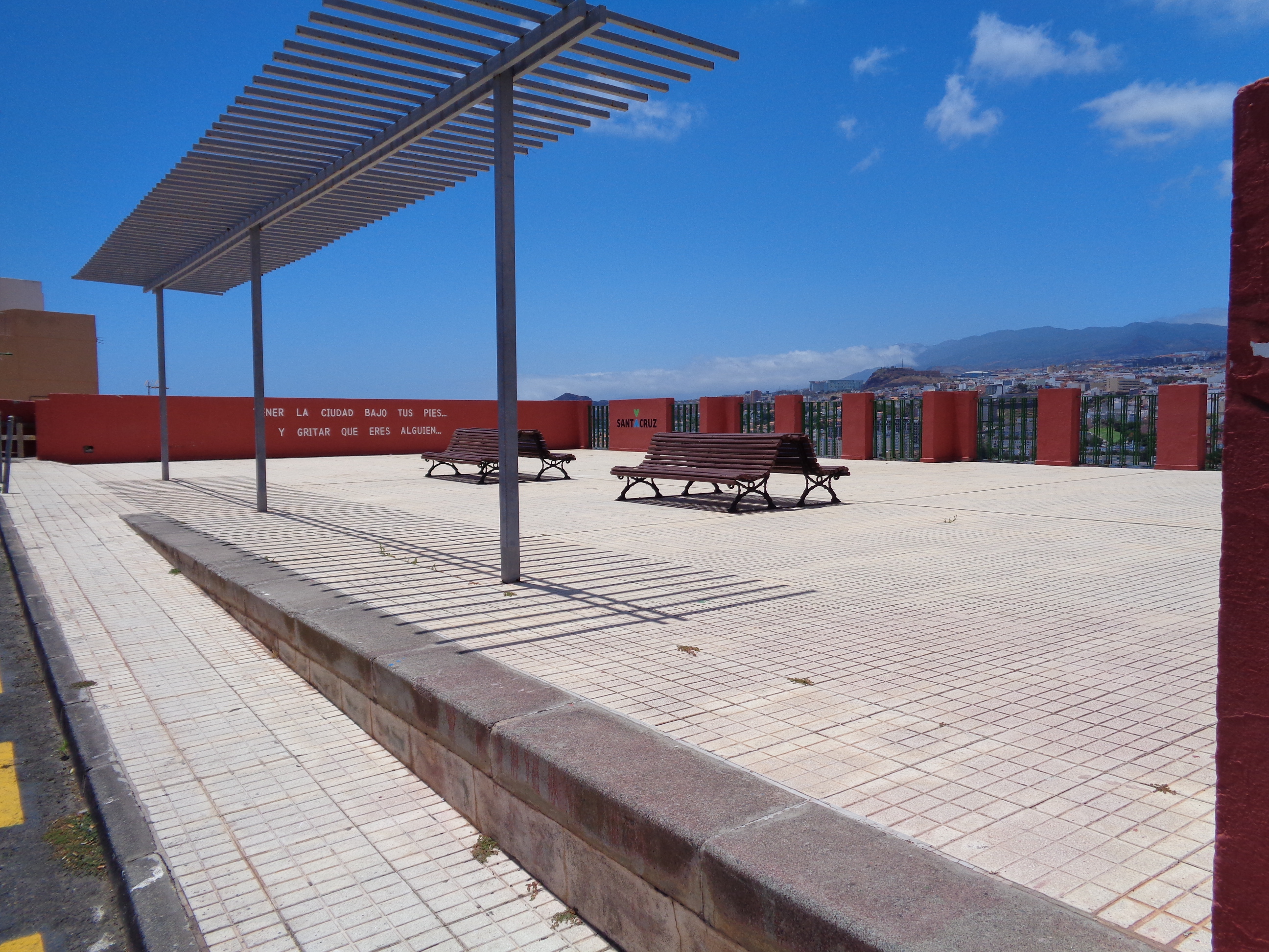 Fotografía de la plaza del mirador de Cueva Roja en Barrio Nuevo